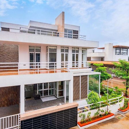 Sierra Skies By Stayvista - A Mountain-View Villa Featuring A Rooftop Swimming Pool, Jacuzzi, Turf, And A Gym For An Elevated Stay Lonavala Exterior foto